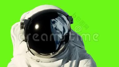 月球上的一名宇航员在他的月球车旁观察地球。 绿色屏幕。